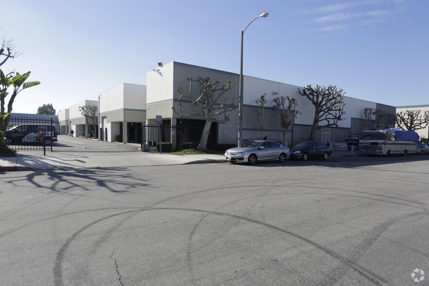 More Photos Of 146 W 132nd St, Los Angeles Warehouse For Lease
