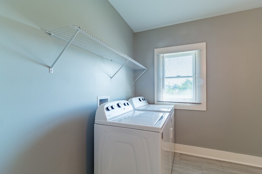 More Photos Of 302 Picadilly St, Columbia Specialty For Sale