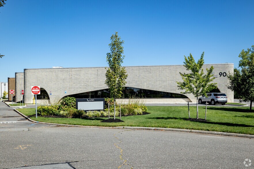 More Photos Of 90 Davids Dr, Hauppauge Warehouse For Lease