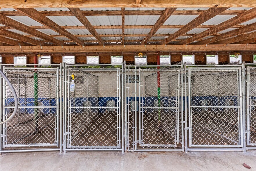 More Photos Of 333 Newcomer Rd, Windsor Veterinarian Kennel For Sale