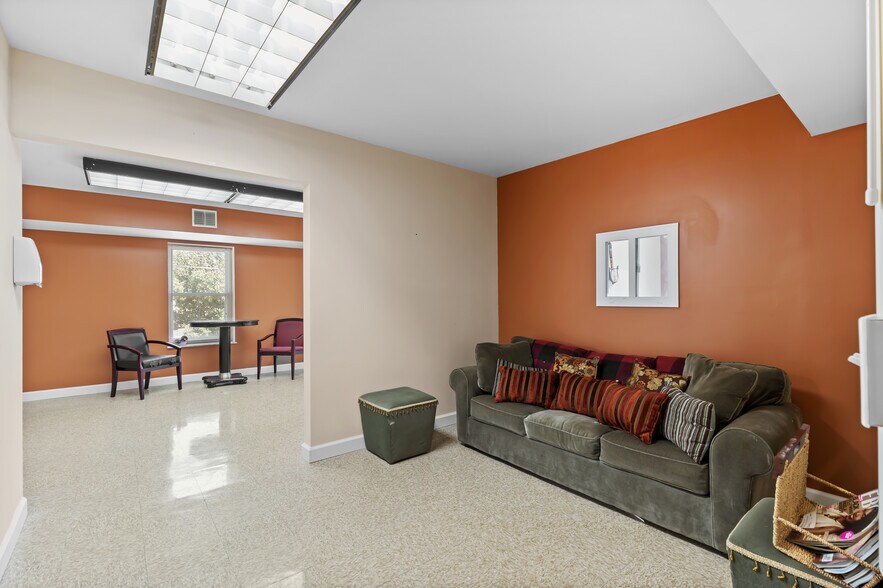More Photos Of 10131-10137 West Florissant Ave, Saint Louis Office For Sale