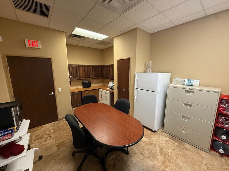 More Photos Of 7336 E Deer Valley Rd, Scottsdale Office For Sale