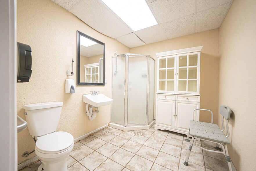 More Photos Of 1015 McCann Rd, Longview Office For Sale