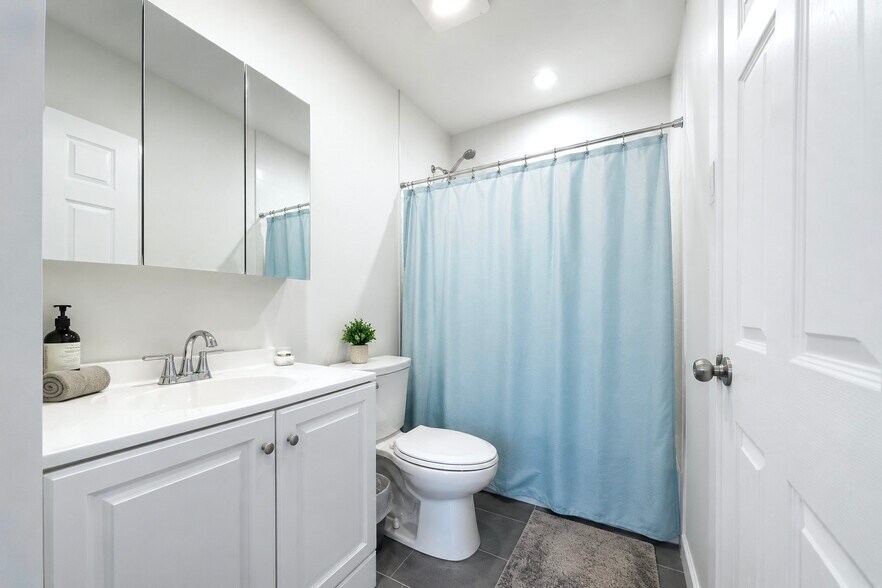 More Photos Of 272 Broadway, Bethpage General Retail For Sale