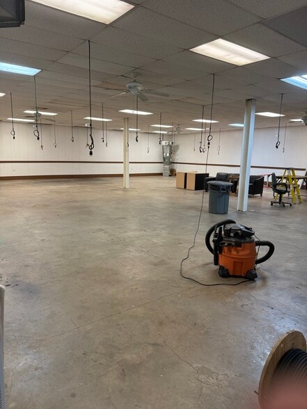 More Photos Of 7527 Gary Rd, Manassas Warehouse For Sale