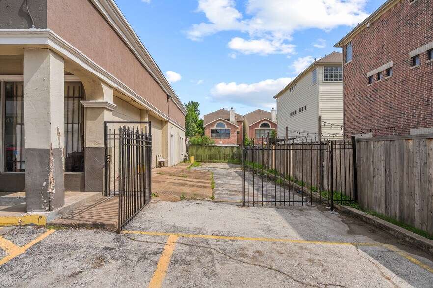 More Photos Of 4424 N Shepherd Dr, Houston Storefront For Lease