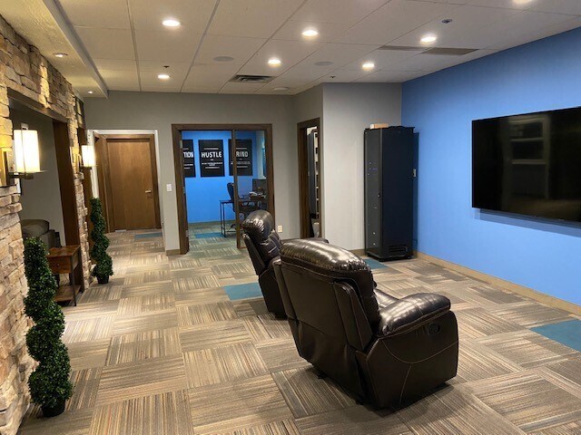 More Photos Of 10340 Viking Dr, Eden Prairie Showroom For Lease