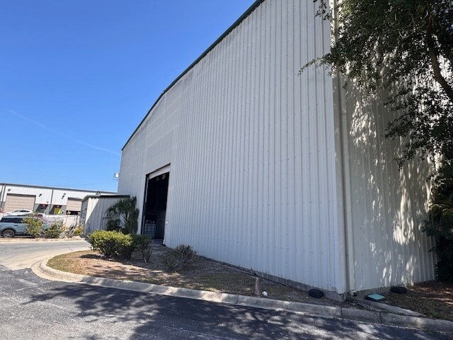 More Photos Of 4050-4060 Louis Ave, Holiday Warehouse For Lease