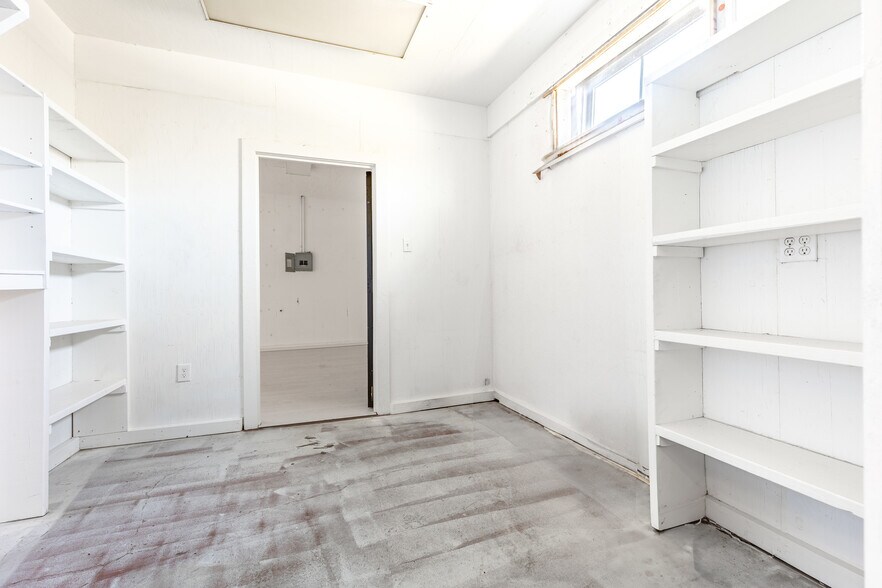 More Photos Of 1024 S First St, Sherman Warehouse For Lease