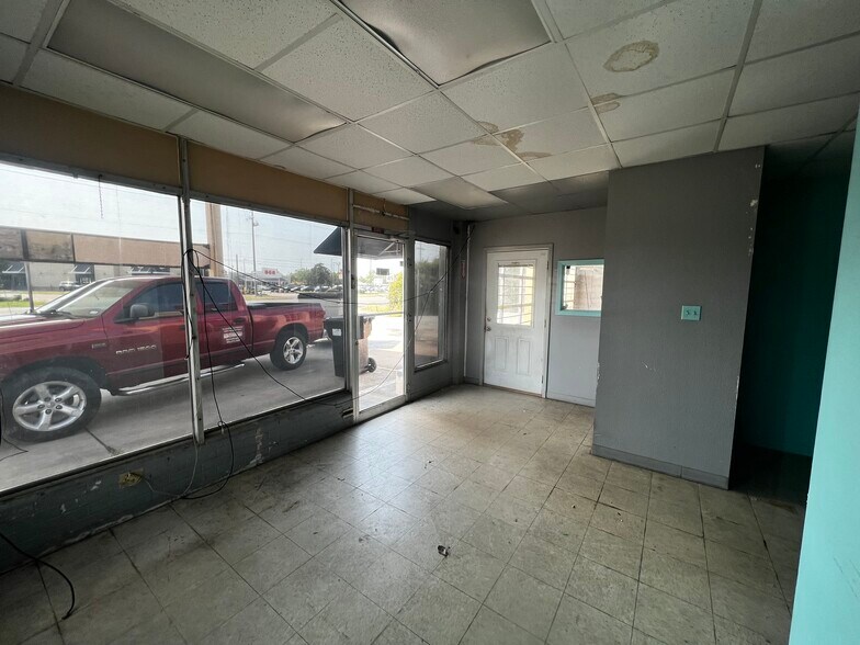 More Photos Of 1200 E Mulberry St, Angleton Auto Repair For Sale