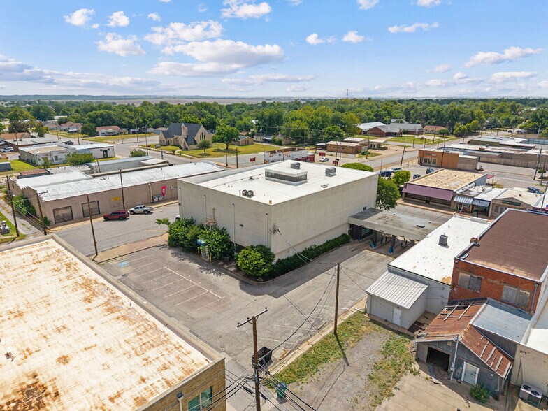 More Photos Of 317 E 3rd St, Burkburnett Bank For Sale