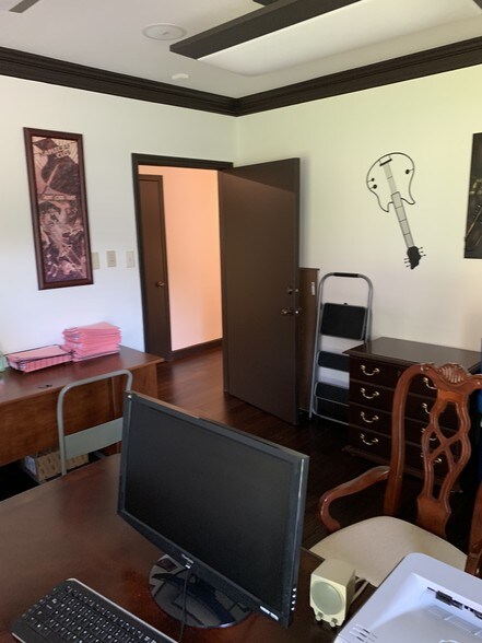More Photos Of 4727-4729 Spottswood Ave, Memphis Office For Lease