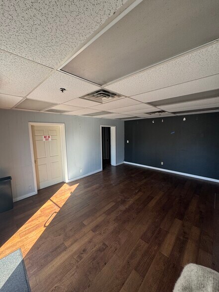 More Photos Of 1450 Poplar Ln, Nashville Service For Lease
