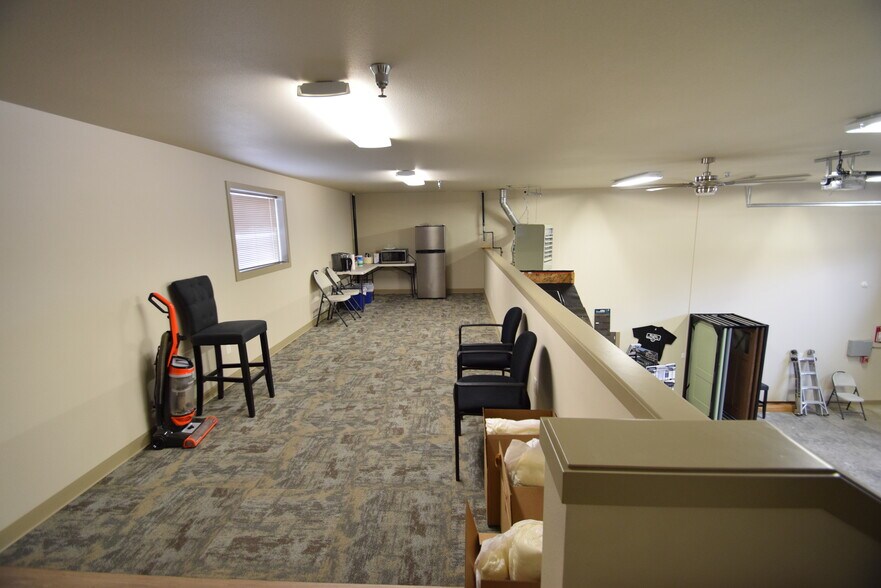 More Photos Of 611 NE Jackpine Ct, Redmond Distribution For Lease