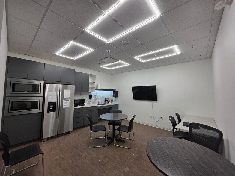 More Photos Of 1010 Crews Commerce Dr, Orlando Distribution For Lease