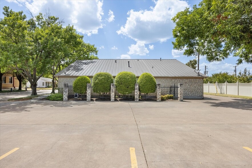 More Photos Of 310 W Bluff St, Granbury Office For Sale