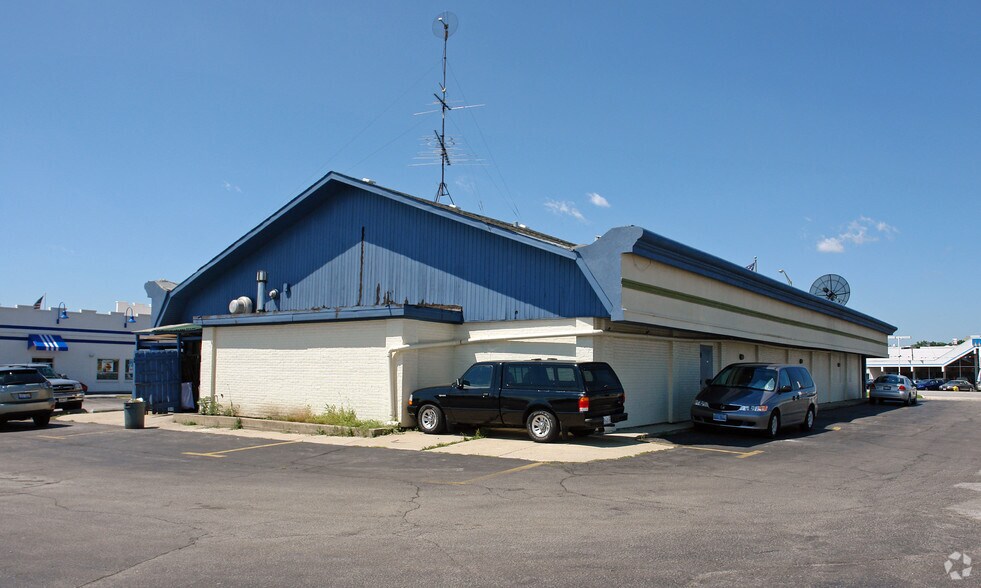 More Photos Of 6025 S La Grange Rd, La Grange Restaurant For Lease