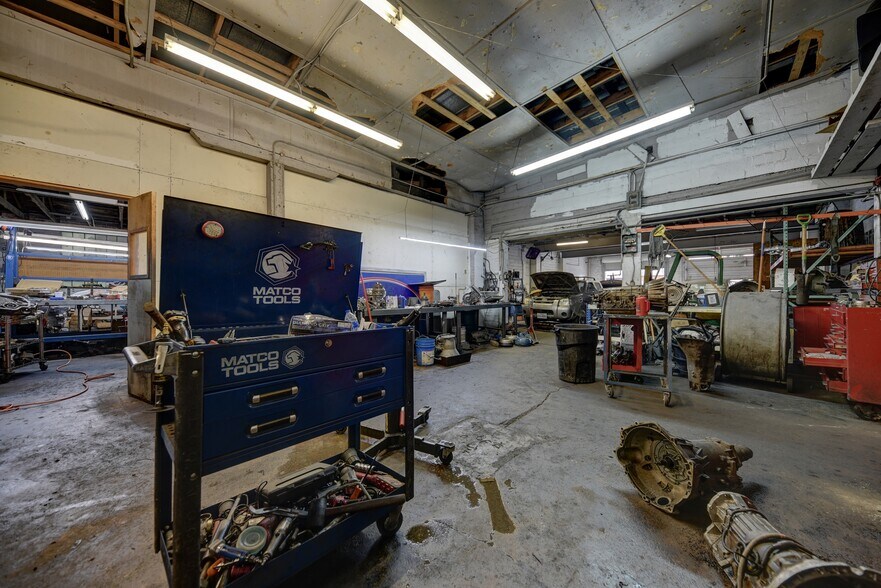 More Photos Of 307 E Alamo St, Brenham Auto Repair For Sale