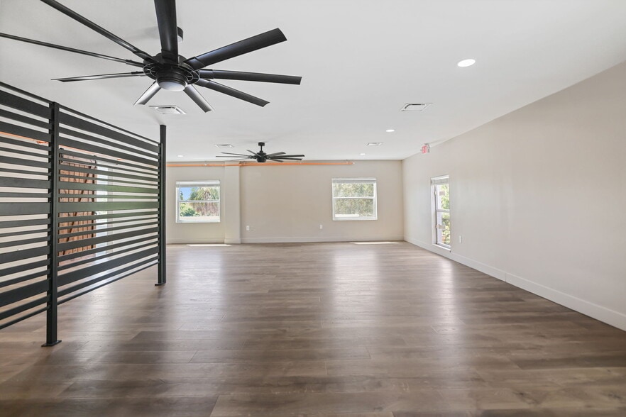 More Photos Of 10830 Navajo Dr, Saint Petersburg Showroom For Sale