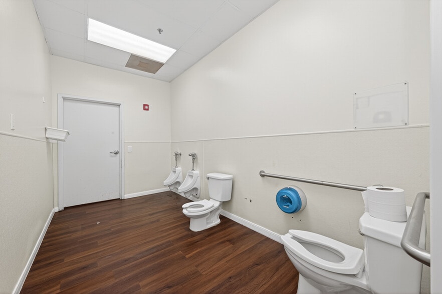 More Photos Of 8525 Queenston Blvd, Houston Freestanding For Sale