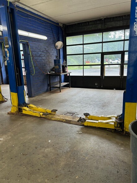 More Photos Of 386 Daniel Webster Hwy, Merrimack Auto Repair For Lease