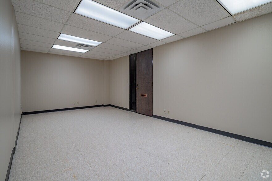 More Photos Of 8700 Tesoro Dr, San Antonio Unknown For Lease