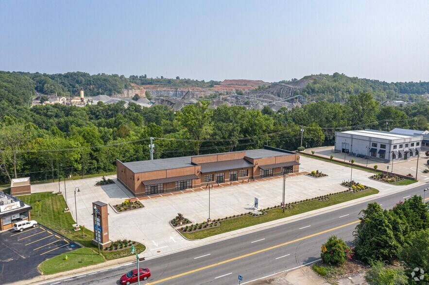 More Photos Of 882 Kraft St, Clarksville Showroom For Lease