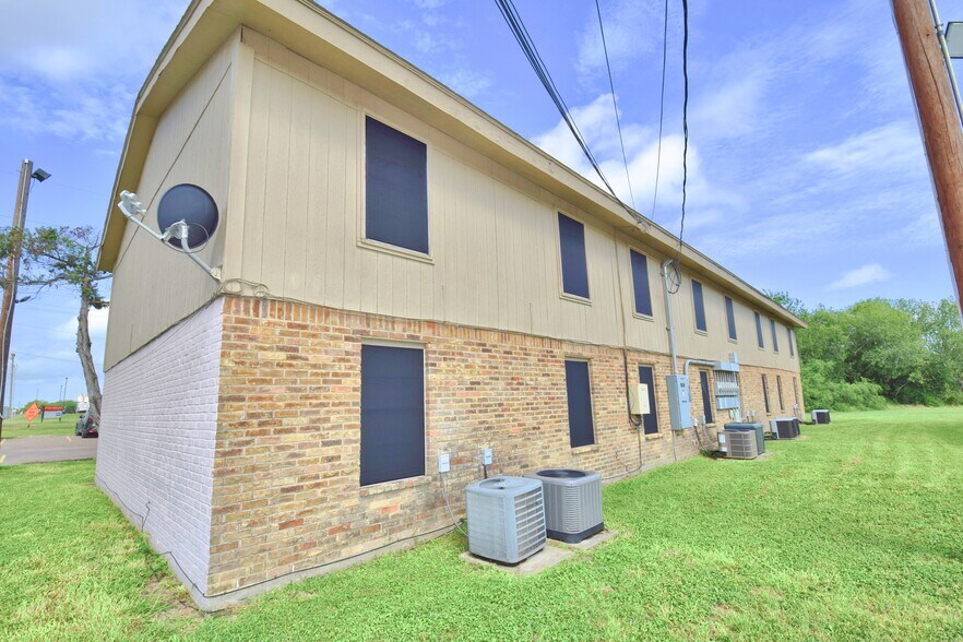 More Photos Of 303-511 E Reagan Rd, Beeville Multifamily For Sale