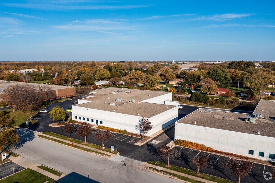 More Photos Of 901-951 Cambridge Dr, Elk Grove Village Warehouse For Lease