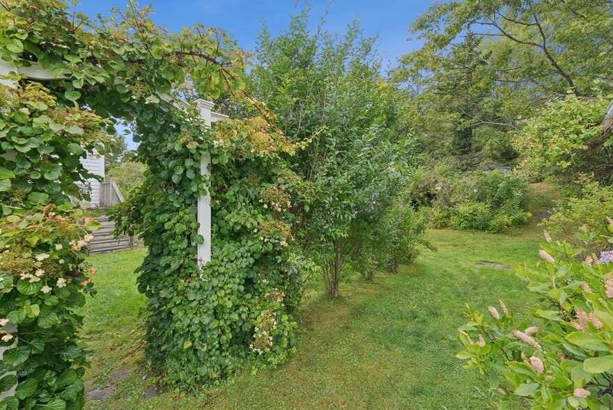 More Photos Of 201 Snowball Hill Rd, New Harbor Hotel For Sale