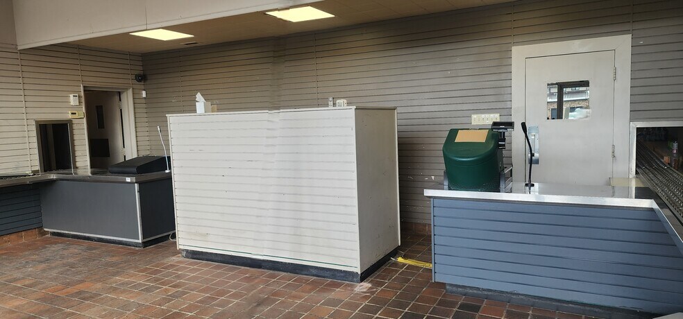 More Photos Of 398 King St W, Essex Freestanding For Lease