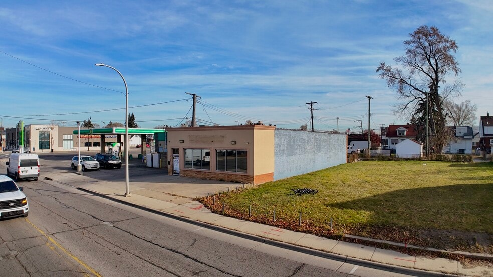 More Photos Of 7120 Chase Rd, Dearborn Flex For Lease