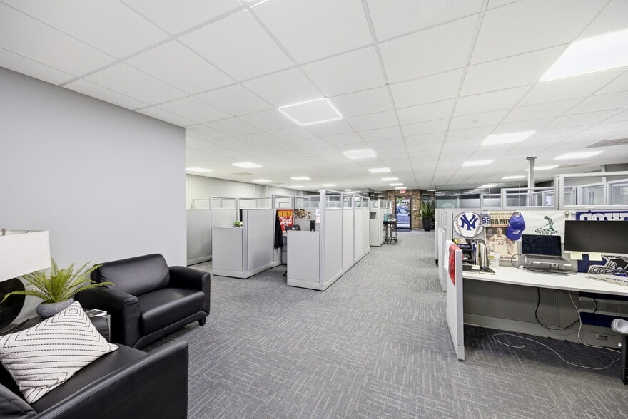 More Photos Of 326 SE Douglas St, Lees Summit Office For Sale