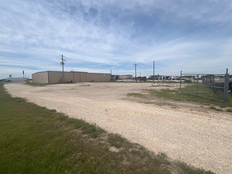 More Photos Of 601 N Access Rd, Tye Warehouse For Lease