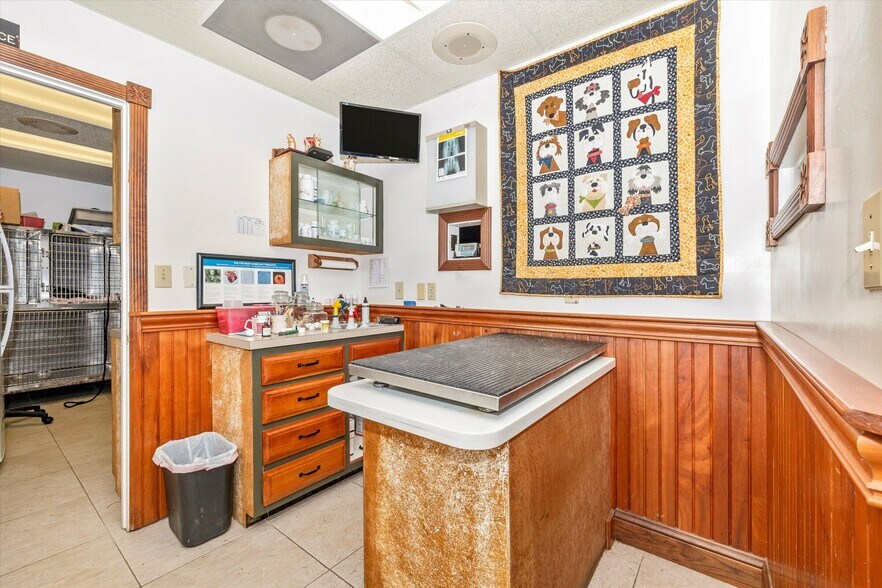 More Photos Of 806 Park Ave, Mount Airy Office For Sale