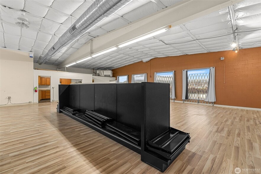 More Photos Of 825 Valley Mall Pky, East Wenatchee Flex For Sale