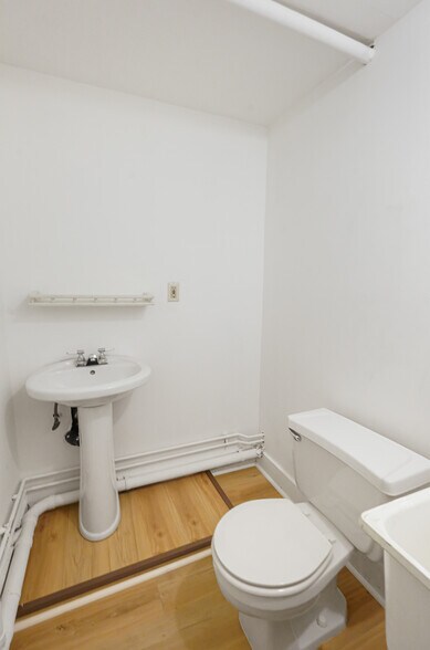 More Photos Of 32 Worcester Rd, Charlton Storefront Retail Residential For Lease