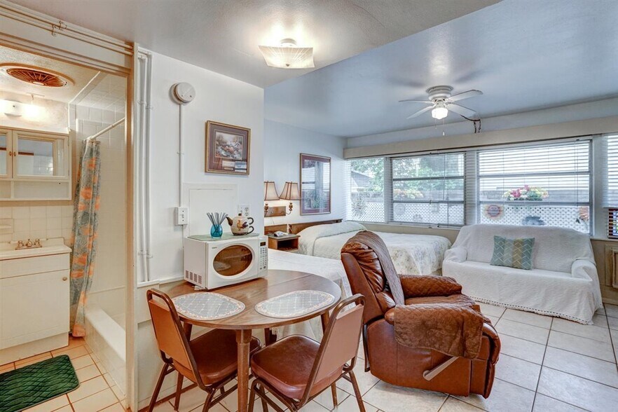 More Photos Of 1064 Broadway, Dunedin Hotel For Sale