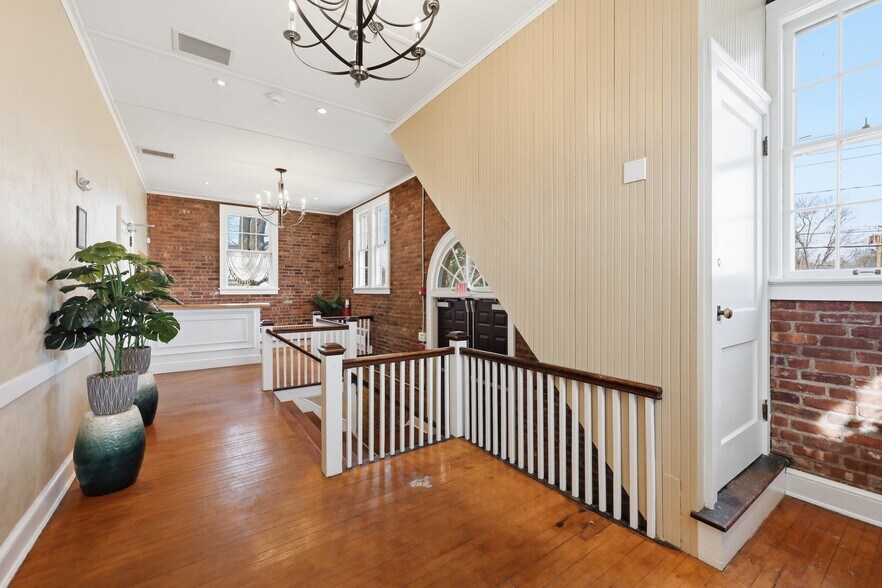 More Photos Of 43 Naubuc Ave, Glastonbury Flex For Sale