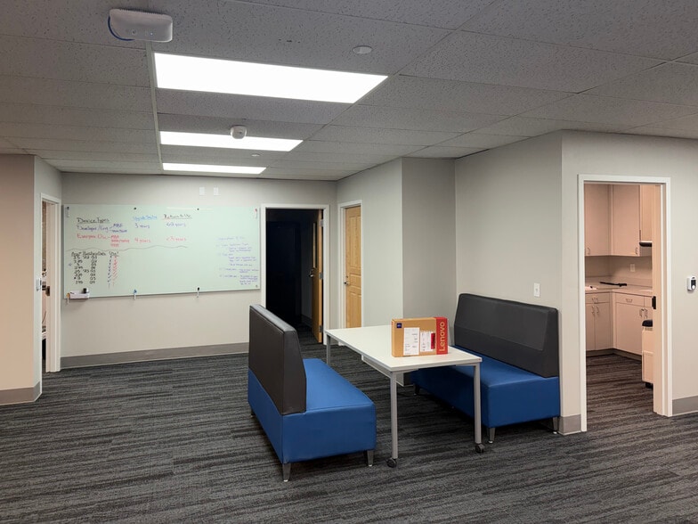 More Photos Of 11000 Lakeview Ave, Lenexa Light Distribution For Sale