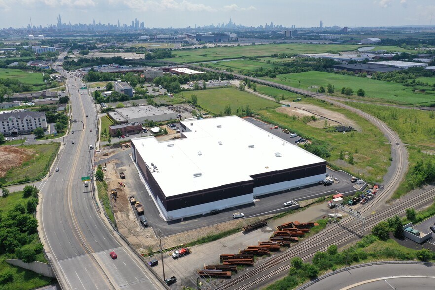 More Photos Of 990 Paterson Plank Rd, East Rutherford Warehouse For Lease