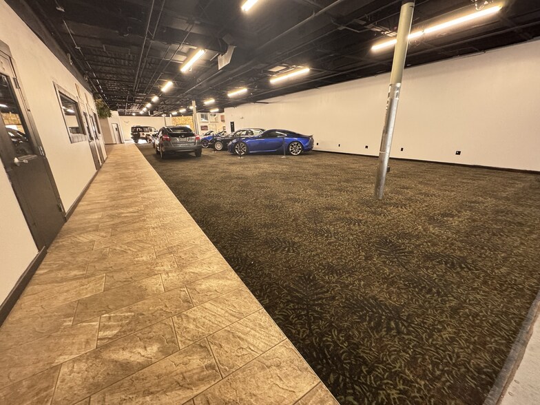 More Photos Of 130 New Towne Square Dr, Toledo Freestanding For Lease