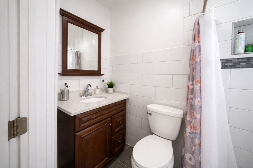 More Photos Of 7037 72nd Pl, Glendale Apartments For Sale