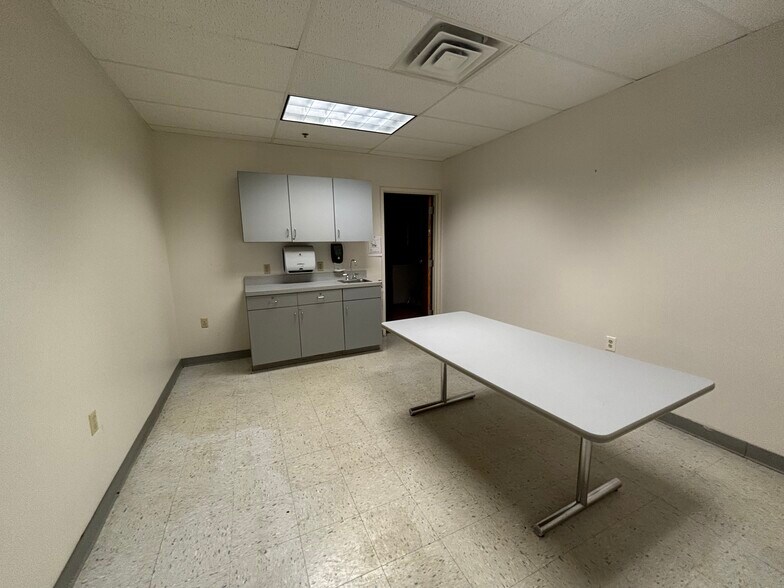 More Photos Of 144 Main St, East Hartford Storefront For Lease