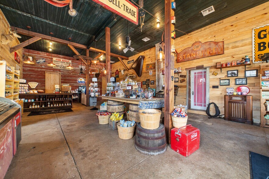 More Photos Of 622 Main st, Blanket Storefront Retail Office For Sale