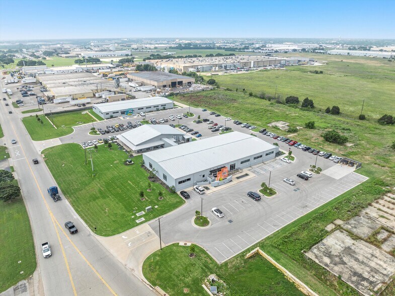 More Photos Of 601 Texas Central Pky, Woodway Warehouse For Sale