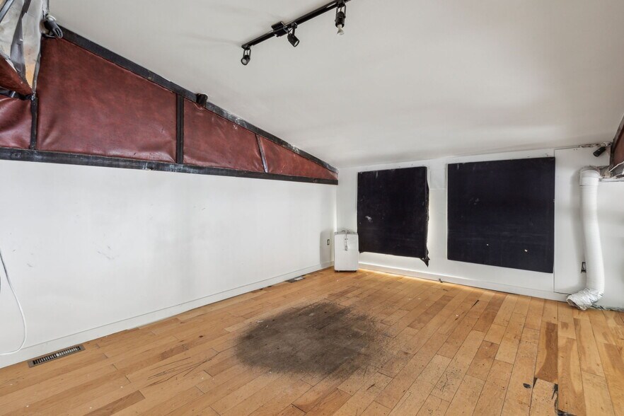 More Photos Of 3475 Collins St, Philadelphia Warehouse For Lease