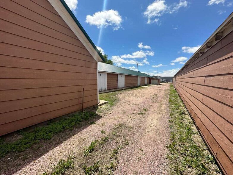 More Photos Of 401 E Everett St, Oneill Showroom For Sale