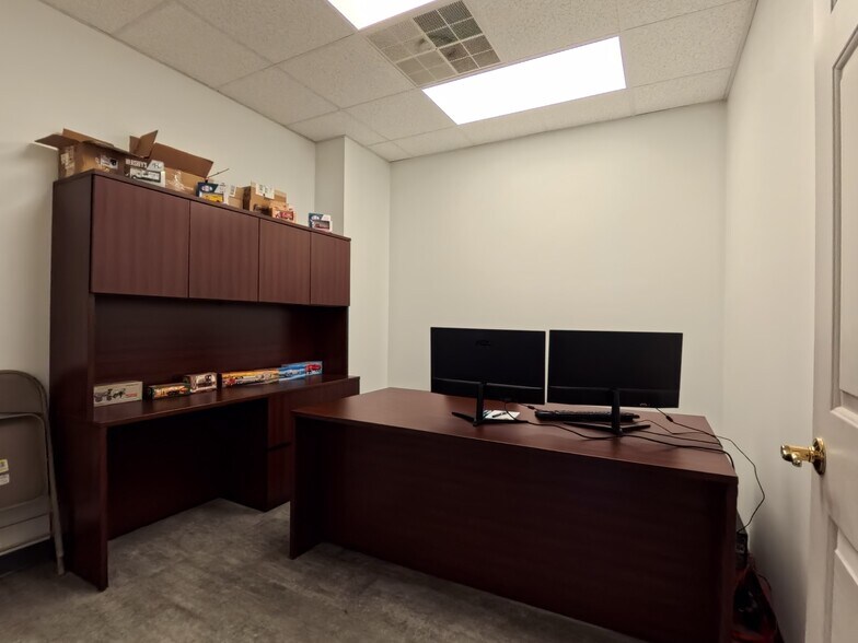 More Photos Of 200 Pine Brook Pl, Orwigsburg Office For Sale