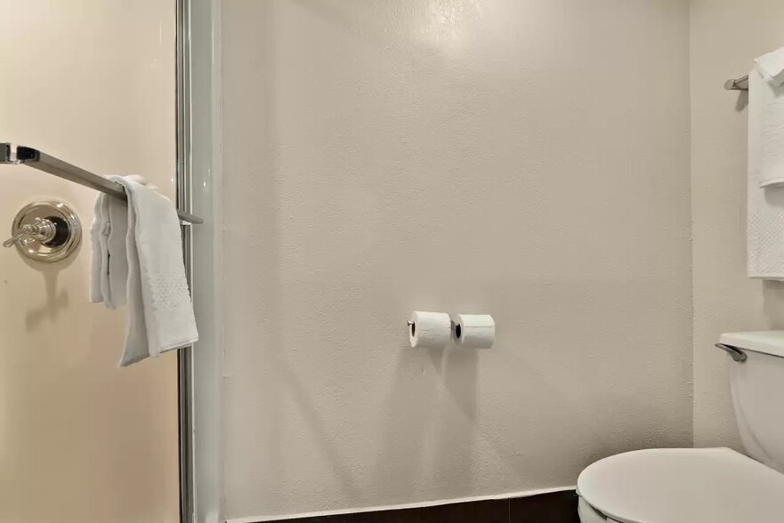 More Photos Of 2855 Old Austin Peay Hwy, Memphis Hotel For Sale